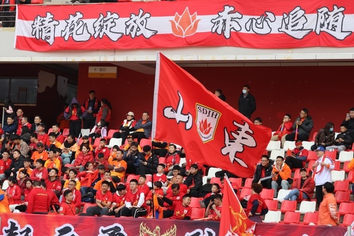 主場(chǎng)上萬(wàn)名球迷的吶喊助威，給山東體彩女足征戰(zhàn)女超增添了能量與動(dòng)力