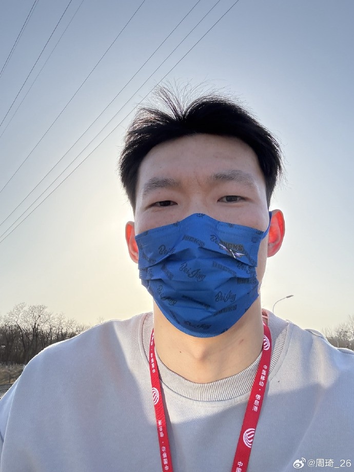 悠閑！周琦騎京牌電動(dòng)車(chē)出行：太陽(yáng)出來(lái)了 開(kāi)京牌兜兜風(fēng)！