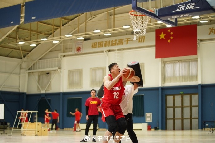 中國籃球之隊官博：大塊頭 大能量 祝李炎哲25歲生日快樂！