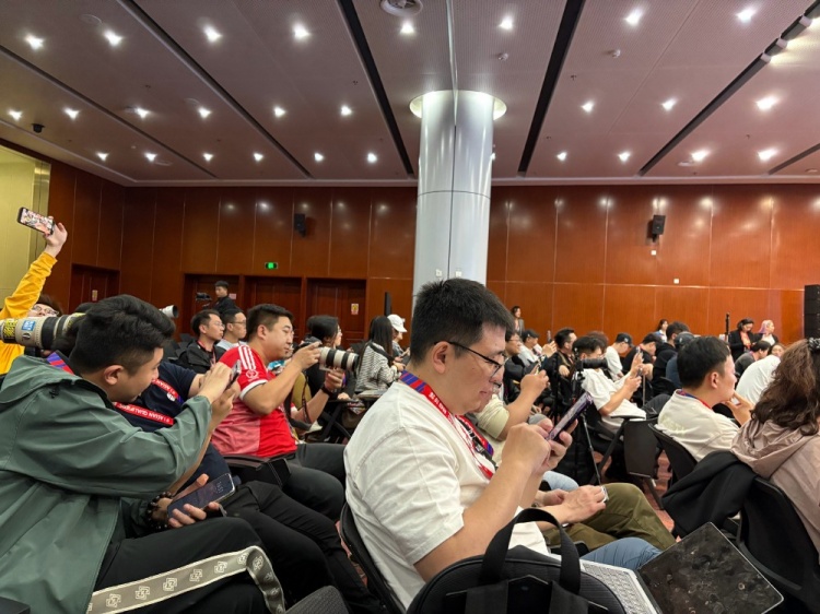 萬眾矚目！記者擠滿國足賽前新聞發(fā)布廳，賽場(chǎng)記者預(yù)計(jì)超300人