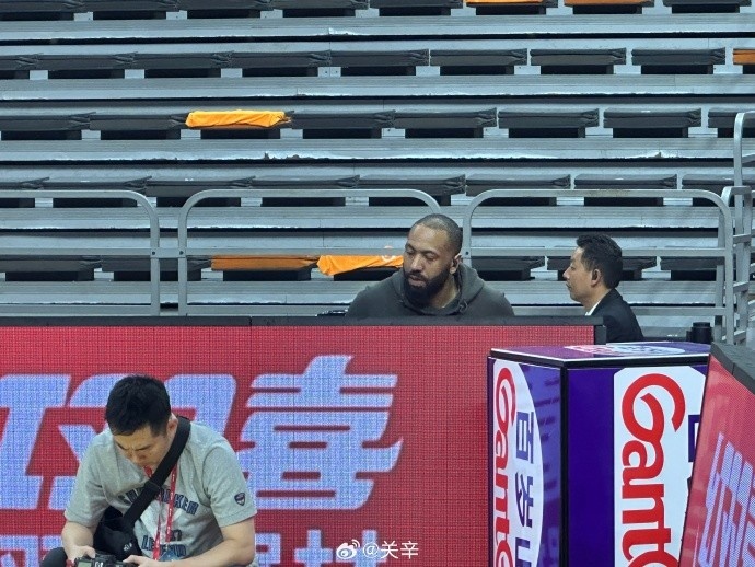今晚不打？廣東主場(chǎng)迎戰(zhàn)廣廈 吉倫沃特一身便裝現(xiàn)身球館