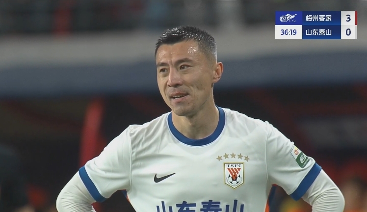 34分鐘0-3落后！36歲鄭錚苦笑36歲大雷沮喪 替補(bǔ)席黃政宇神態(tài)輕松