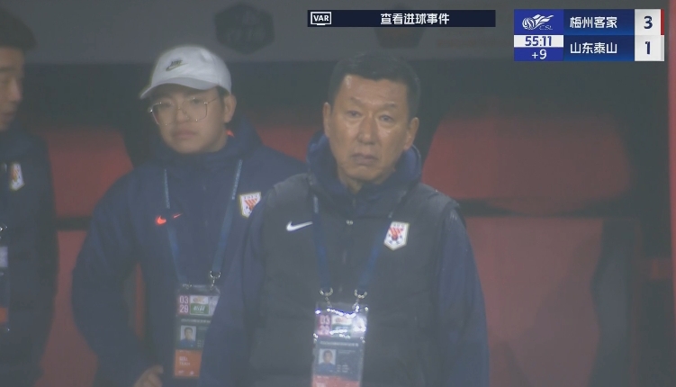 半場1-3落后遞補隊！場邊的崔康熙表情焦急
