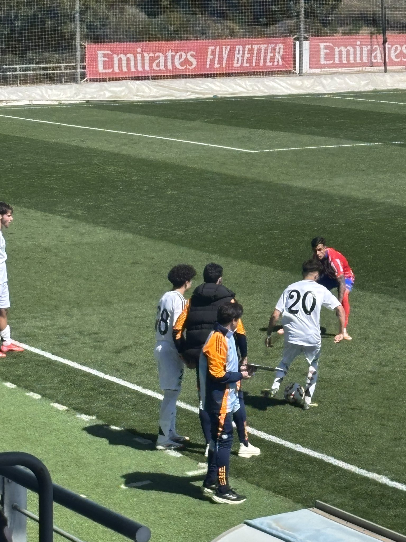 天賦滿滿！馬塞洛15歲兒子恩佐皇馬U19首秀，登場5分鐘腳后跟助攻