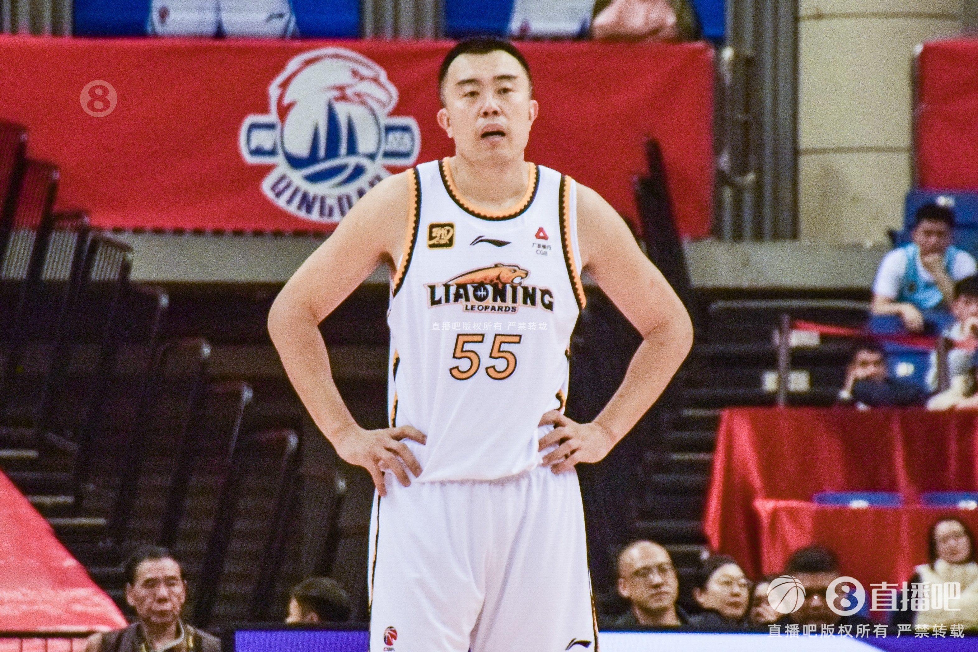 老將不容易！韓德君帶傷出戰(zhàn)半場6分鐘5犯 僅2板2助