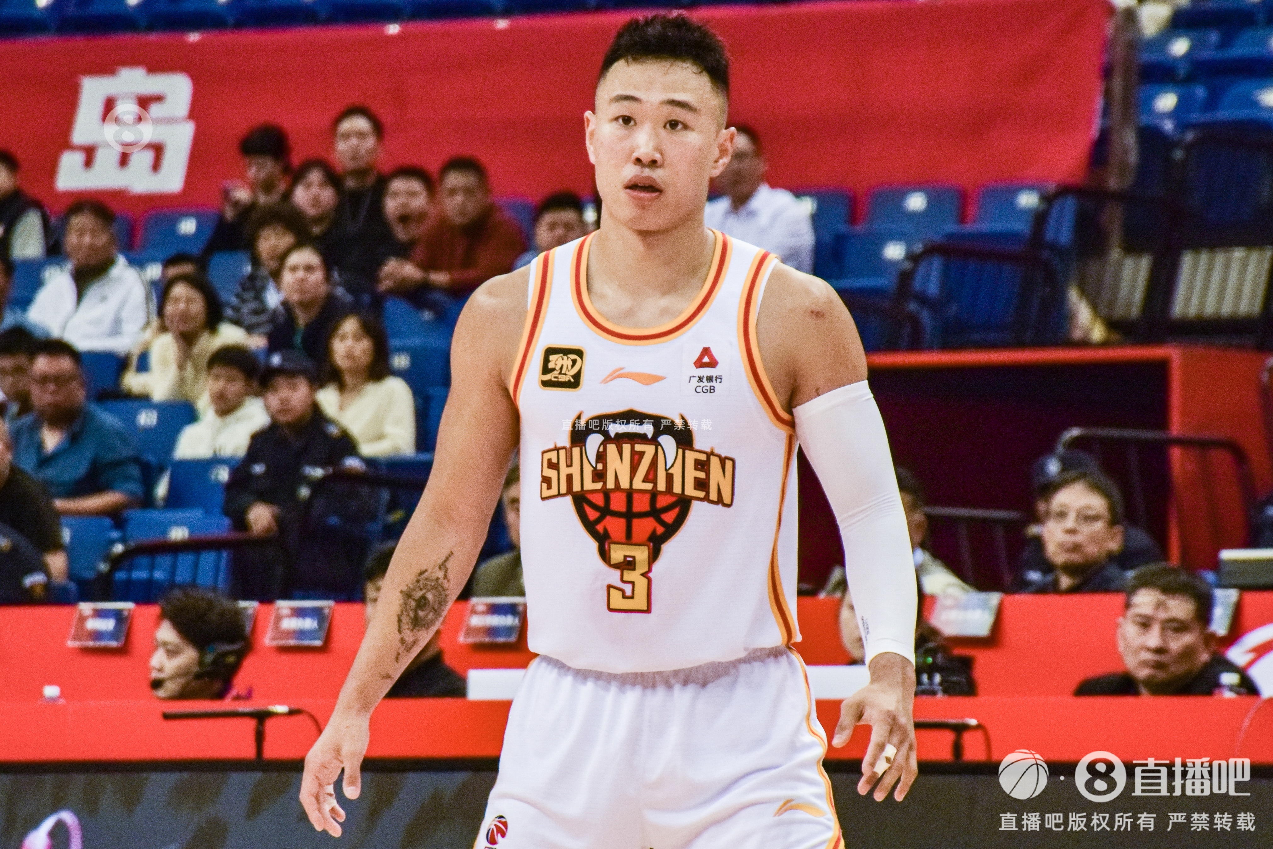 攻防俱佳！賀希寧17中8&三分7中3拿到19分 貢獻(xiàn)4次搶斷
