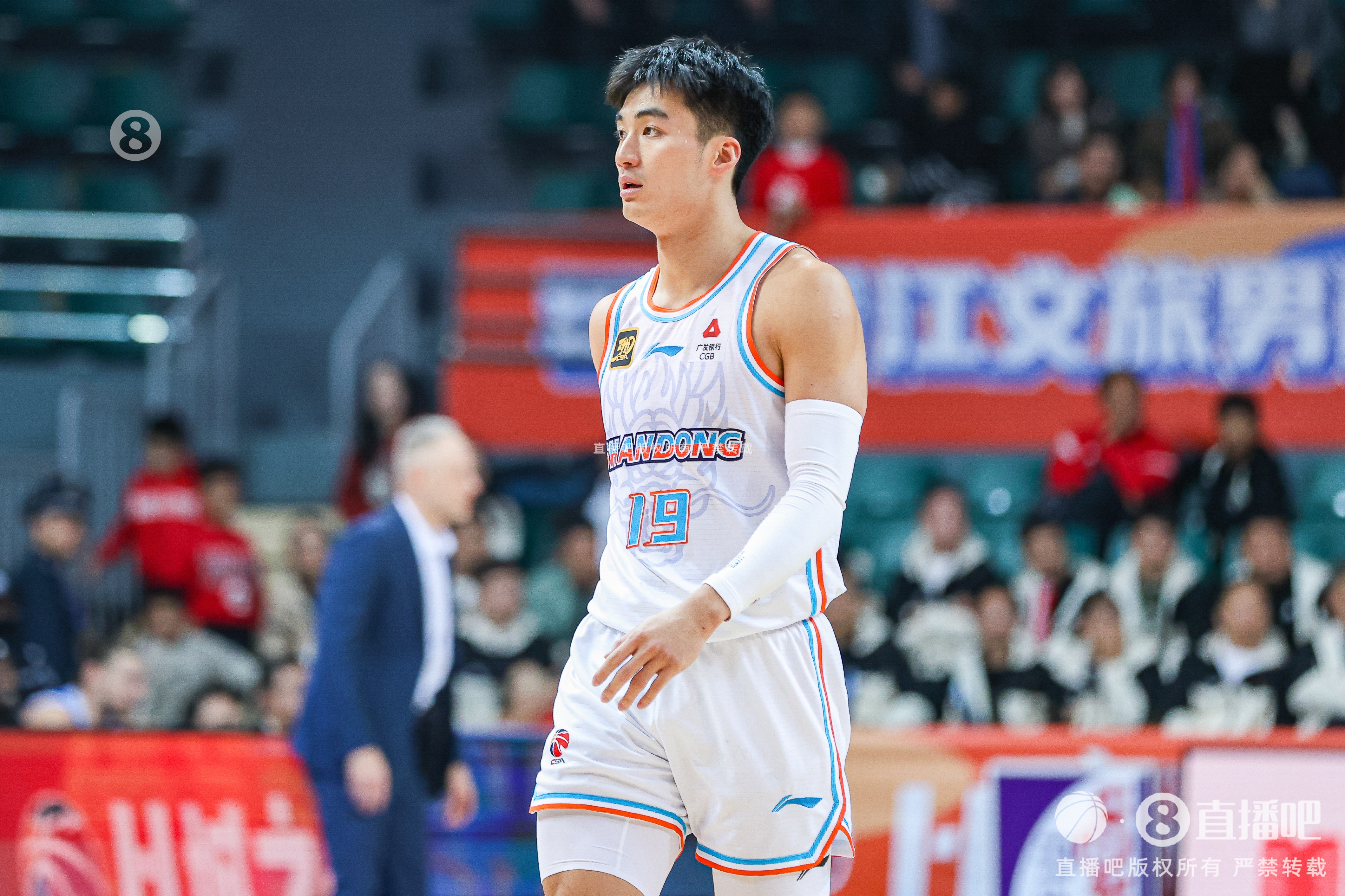 今天效率奇高！于德豪上半場11分鐘7投5中砍下全隊最高的12分